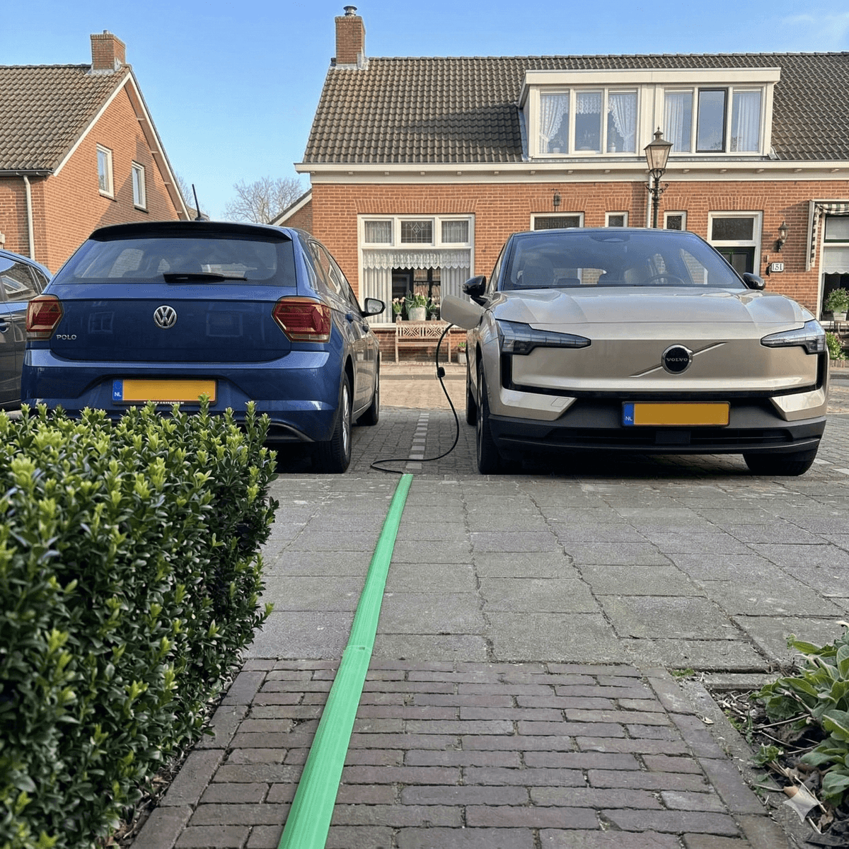 Platte laadkabel over de stoep