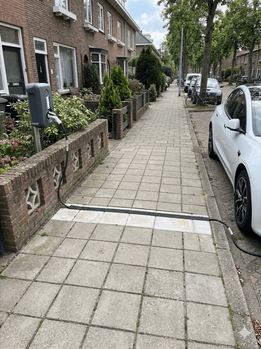 Kabelgoottegel verzonken in stoeptegel