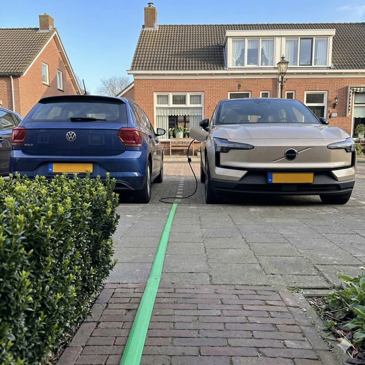 Platte laadkabel over de stoep